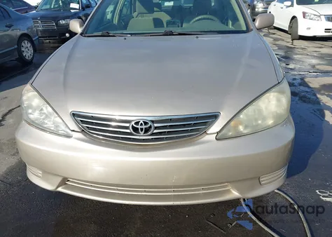 2005 Toyota Camry Le z USA, uszkodzony, nr VIN 4T1BE32K85U079858